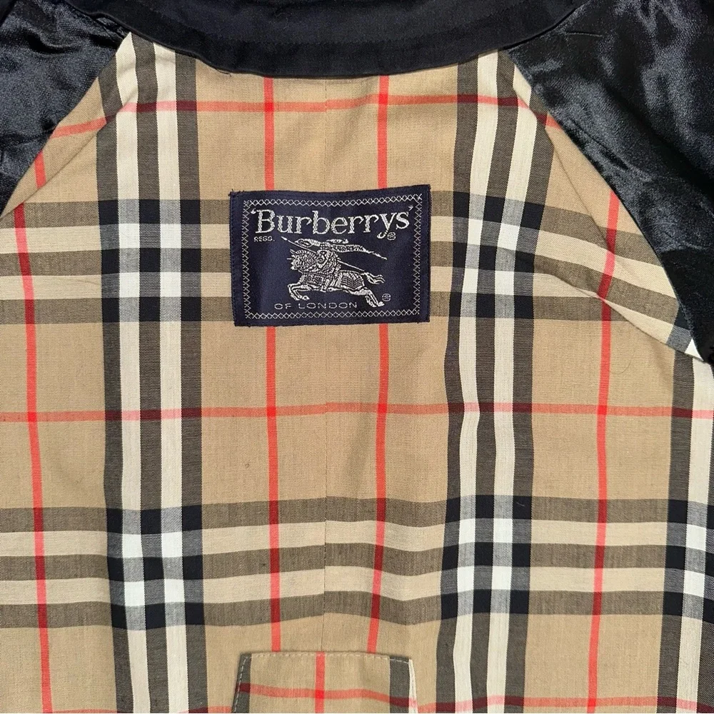 Burberry Black Trench Coat with Signature Beige Nova Check Lining - Picture 2 of 16